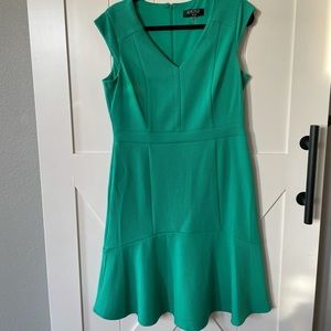 KASPER SIZE 10 Kelly green textured ruffled flare dress.